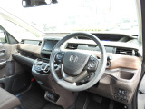 ★運転席周辺★大きなフロントガラスで見晴らしよく運転しやすい設計と、広くてゆとりのある運転席。楽な姿勢で座ることが出来るので長時間の運転でも疲れにくいですし体もぶれにくく工夫されています!