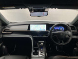 運転のしやすさと心地良さを感じる、シンプルで上質なデザインの室内空間です。