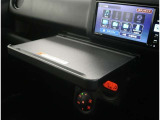 車内でテーブルを広げられます。