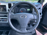 握りやすいステアリングは、運転操作をスムーズにします。操作性にも優れ、快適なドライビングをサポートします。