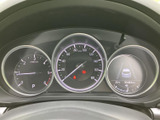 視認性の高いメーター類が、運転に必要な情報を的確に伝えます。スタイリッシュなデザインも魅力。安全で快適なドライブをサポートします。