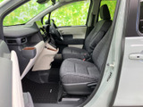 運転席周りもシンプルで操作性に優れています。快適な運転をサポートする機能も充実しています。安全運転をサポートします。