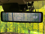 【デジタルインナーミラー】後席の大きな荷物や同乗者で後方が確認しづらい時でも安心!カメラが撮影した車両後方の映像をルームミラー内に表示。クリアな視界で状況の確認が可能です!