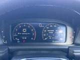 視認性の高いメーター類で、運転に必要な情報を的確に把握できます。運転状況を分かりやすく表示し、安全運転をサポートします。洗練されたデザインも魅力です。