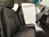 座面も厚みがあり背もたれも高く、広い足元にゆったり座れるシートです。運転席と助手席の間が空いている為、助手席側への移動がスムーズです。交通量の多い道でも助手席側から乗り降りができます。