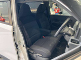 運転席、助手席です。座面も広くゆったりと座れてアームレストも付いているので重宝します。