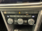 2ゾーンフルオートエアコン。運転席、助手席それぞれ独立して温度管理が可能です。花粉やダストを除去するフレッシュエアフィルターも装備され、クリーンな室内環境を保ちます。