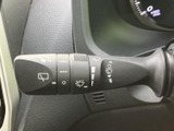 操作しやすい位置に配置されたウインカーレバー。スムーズな操作で、安全な車線変更をサポートします。確認もしやすい設計です。