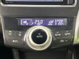 【オートエアコン】一度お好みの温度に設定すれば、車内の温度を検知し風量や温度を自動で調整。暑い&hellip;寒い&hellip;と何度もスイッチ操作をする必要はありません。快適な車内空間には必須の機能ですね♪