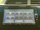 多彩なメディアに対応し、快適なドライブをサポート。CDやラジオに加え、iPodやSDカードも楽しめます。見やすい画面で操作も簡単です。