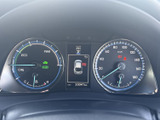 視認性の高いメーター類が、運転に必要な情報を的確に伝えます。運転状況に合わせて表示モードを切り替え、より安全な運転をサポートします。