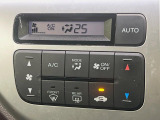 【オートエアコン】一度お好みの温度に設定すれば、車内の温度を検知し風量や温度を自動で調整。暑い&hellip;寒い&hellip;と何度もスイッチ操作をする必要はありません。快適な車内空間には必須の機能ですね♪