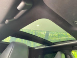 【ガラスルーフ】ガラスルーフ搭載で車内の解放感が一気にアップ!開放的なドライブをお楽しみいただけます。
