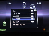 隣車線を走る車両をレーダーで検知し、ドアミラーでは確認しにくい後側方エリアに存在する車両に加え、急接近してくる車両も検知します。車両を検知するとドアミラーに搭載されたLEDインジケーターが点灯します。