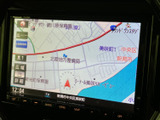 広範囲をカバーする地図表示で、スムーズな目的地設定をサポート。道中の情報もわかりやすく表示され、運転をより快適にします。