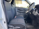 座り心地の良い運転席。視界も広く、操作性にも優れています。長距離ドライブでも疲れにくい、快適な空間です。
