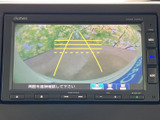 狭い場所での駐車も安心。後方の状況を画面で確認できるので、安全に運転をサポートします。駐車時の被弾も防ぎやすく便利です。
