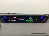 中央にデジタル表示のスピードメーターを配したハイブリット専用メーターになっています。左側のインフォメーション画面で燃費などの情報を確認できます。