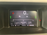 視認性の高いメーター類で、運転に必要な情報を的確に把握できます。デジタル表示により、様々な情報を分かりやすく表示します。