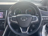 握りやすいステアリングは、長時間の運転でも疲れにくい設計。オーディオやハンズフリー通話の操作も可能で、運転に集中できます。