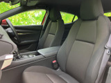 運転席からの視界は広く、運転操作もスムーズに行えます。快適なドライブをサポートする空間です。