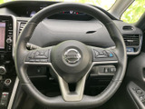 握りやすいステアリングは、運転操作をスムーズにします。快適なドライビングポジションを実現し、長距離運転でも疲れにくいです。