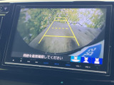 狭い場所での運転や駐車をサポート。後方の状況を安全に確認でき、スムーズな駐車操作を可能にします。