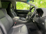 開放感のある室内空間が広がります。ドライバー視点からの眺めは良好で、運転に集中できる環境です。座り心地も良く、長距離ドライブも快適です。