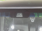 【ホンダセンシング】走行中に前方の車両等を認識し、衝突しそうな時は警報とブレーキで衝突回避と被害軽減をアシスト。より安全にドライブをお楽しみいただけます。