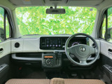 広々とした室内空間で、ゆったりとリラックスできます。運転席からの視界も広く、運転操作も快適に行えます。