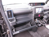 グローブボックス 車検証入れにお使いください。