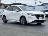 フロントカメラが車両や歩行者を検知し、回避操作を促し減速できない場合は緊急ブレーキが作動するエマージェンシーブレーキ