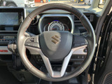握りやすいステアリングデザインで、快適なドライビングを実現。操作性にも優れ、運転の楽しさを向上させます。
