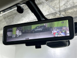 【デジタルルームミラー】車両後方カメラの映像をルームミラーに映すことが出来ます。 そのため、後席に人や荷物があって後方が見えづらい場合でもしっかり視界を確保することが出来ます。