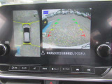 【アラウンドビューモニター装備】 バックカメラによる後方の確認だけでなく4つのカメラで真上から見ている様に周囲360度を写し出し、自車周辺の詳細な状況を確認出来ます。狭い場所での取り回しも安心です。