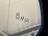 【ブラインドスポットモニター】走行中、ドアミラーの死角になりやすい箇所に後続車が接近するとサイドミラーのレンズに警告を表示!ドライバーに注意喚起をしてくれます。