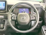 インテリアに合わせたデザインのステアリングは、運転される方のことも考え、運転しやすい形状、大きさです。是非一度、実際に触ってお確かめください。
