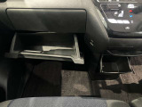 車検証入れになどにも使える便利な収納BOXあります。