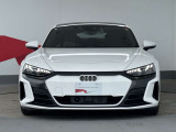 Audiの象徴であるシングルフレームグリルをよりワイドで低くシャープなデザインとすることでワイド&ローのフォルムを協調しています。