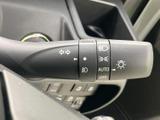 操作しやすい位置に配置されたウインカーレバー。直感的に操作でき、安全な車線変更をサポートします。オートリターン機能で、操作ミスも軽減します。