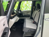 ドライバーシートからの視界は良好で、運転に集中できます。ステアリングやペダルの配置も Ergonomic で、操作しやすいでしょう。