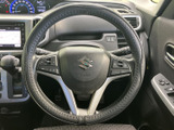 握りやすいデザインのステアリング。操作性も良く、快適なドライビングをサポートします。運転中の姿勢も自然に保てますよ。