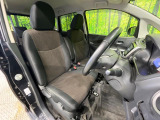 運転席まわりには十分なスペースがあり、大柄な方でもゆったり運転していただける環境です。