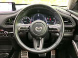 握りやすい形状のステアリングは、長距離運転でも疲れにくいのが特徴。操作性にも優れ、快適なドライビングをサポートします。