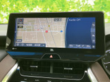 見やすい地図画面で、目的地までスムーズに案内してくれます。運転に集中しながら、安心してドライブを楽しめます。ナビゲーションは必須装備です。