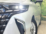 【LEDヘッドライト】悪天候や夜間走行時も良好な視界を確保し安心して運転できる高輝度LEDヘッドライトを装備!点灯速度が早く、消費電力も抑えられています。