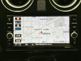 見やすい地図画面で、目的地までスムーズに案内。運転に集中できる、頼れるナビゲーションシステムです。