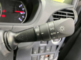 操作しやすい位置に配置されたウインカーレバーは、安全な車線変更をサポートします。直感的に操作でき、運転に集中できます。