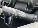 雨天時でもクリアな視界を確保。ワイパーの操作は簡単で、運転の安全性を高めます。ウォッシャー液の噴射もスムーズに行えます。