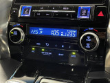 【左右独立オートエアコン】左右独立型、いわゆるデュアルエアコンです。運転席と助手席でそれぞれお好みの温度を設定可能です。